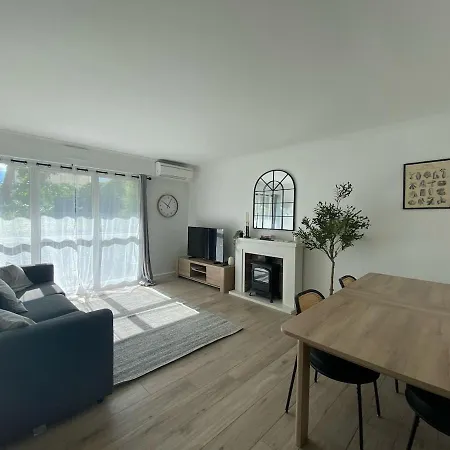 3 Bedroom With Parking And Air Conditioning Apartment *
